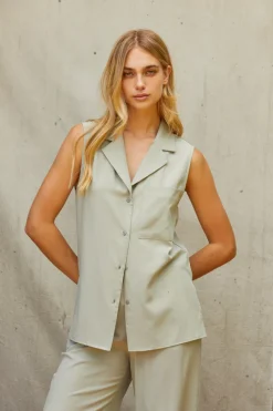 Lisa Sleeveless Button up Top