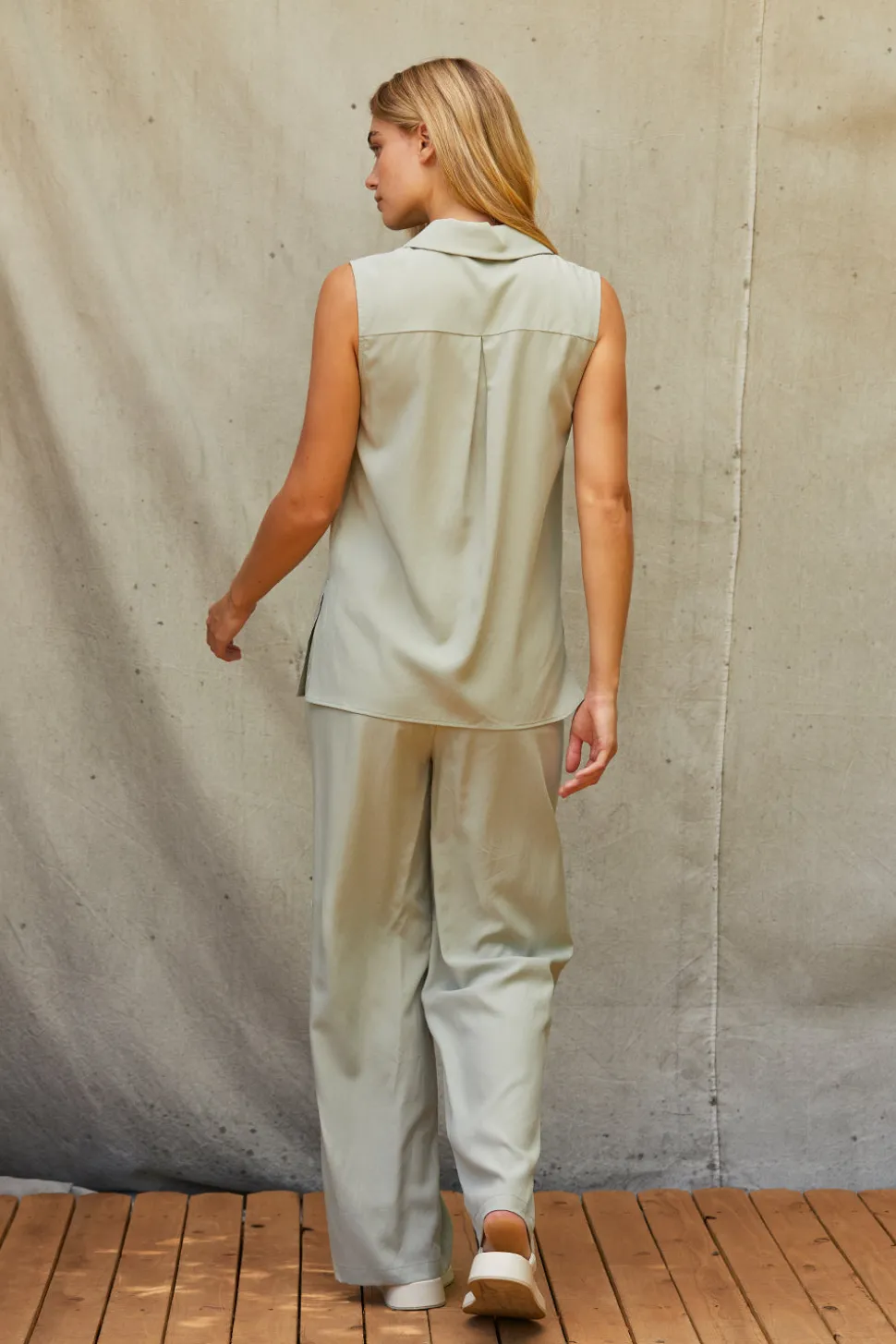 Lisa Sleeveless Button up Top